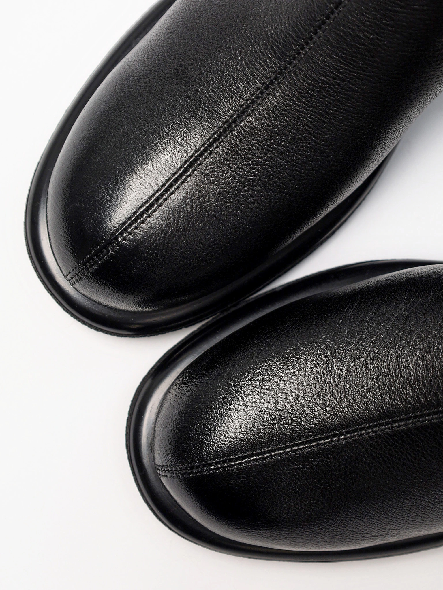 Ботинки черного цвета с декоративным замком сзади